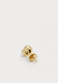 Boucle d'oreille en forme de cœur en or avec une finition brillante, présentant une surface lisse et un tige et un support visibles pour un port sécurisé.