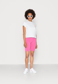 Levi's® GRAPHIC CLASSIC TEE - T-shirt estampada - pop color/arctic ice