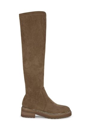 Bottes en daim marron au-dessus du genou avec un talon plat et des accents décoratifs en strass le long de la semelle. Texture lisse, design minimaliste.