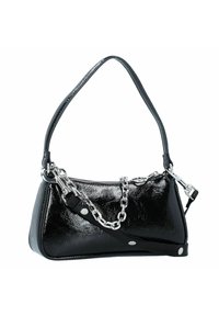 Zwarte lakleren handtas met een gebogen vorm, zilveren kettingaccent en een afneembare schouderband. Bevat een ritssluiting en een glanzende textuur.