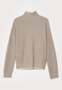 Beige ribbad stickad turtlenecktröja med långa ärmar och subtil vit kant vid kragen, cuffs och nederkant på en vit bakgrund.