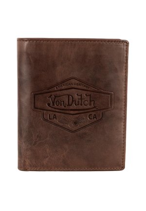 Portafoglio bifold in pelle marrone con logo Von Dutch in rilievo, ali e scritta "LA CA American Heritage" sulla copertina anteriore.