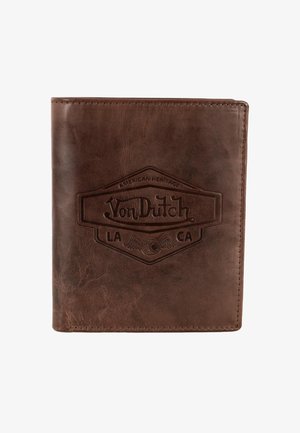 Portefeuille bifold en cuir marron avec logo Von Dutch embossé, ailes, et texte "LA CA American Heritage" sur la couverture avant.
