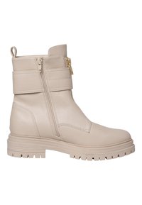 Bottines en cuir beige avec double fermeture éclair, un détail de large bride près du haut et une semelle en caoutchouc texturée avec de profonds motifs de crantage.