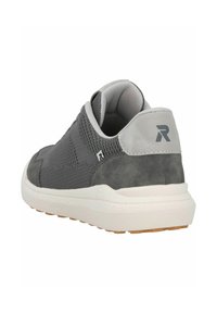 Šedá sportovní obuv s síťovaným svrškem a semišovými detaily, bílou mezipodešví a texturovanou gumovou podrážkou. Obsahuje logo na patě.