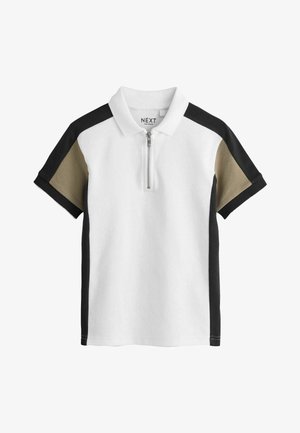 Kortærmet poloshirt med hvid front, sorte sider og ærmer, brune paneler under ærmerne og en sølvfarvet lynlås foran.