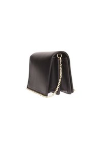 Borsa a tracolla in pelle nera con un design strutturato, dotata di una tracolla in catena dorata e di una silhouette piegata unica. Texture liscia e dettagli minimi.