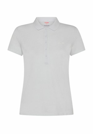 Polo grigio chiaro realizzato in tessuto testurizzato. Maniche corte, colletto classico, apertura a 5 bottoni e logo ricamato discreto sul petto.