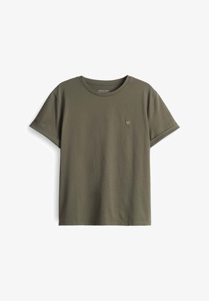 Olivgrünes Baumwoll-T-Shirt mit kurzen Ärmeln, Rundhalsausschnitt und einem kleinen Herzlogo in passender Farbe auf der linken Brust.