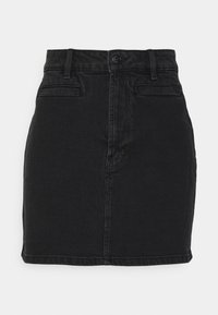 Jupe en denim noir à coupe ajustée, dotée d'une fermeture à boutons, de passants pour ceinture et de poches frontales. Texture lisse avec une forme classique.