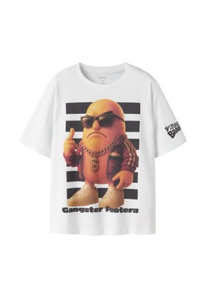 T-shirt blanc avec un personnage de dessin animé portant des lunettes de soleil, une chaîne avec un signe dollar, des baskets et une veste, avec le texte "Gangster Footera."