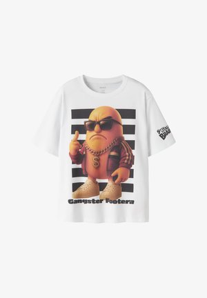 Άσπρο T-shirt με ένα καρτούν χαρακτήρα που φοράει γυαλιά ηλίου, αλυσίδα με σύμβολο δολαρίου, αθλητικά παπούτσια και ζακέτα, με το κείμενο "Gangster Footera."