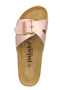 Ljusrosa slide-sandal med ett brett rem som har en metallspänne; mjuk sula med en naturlig textur; "palado"-logotyp synlig inuti.