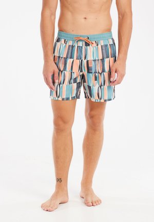 Badeshorts mit einem geometrischen Muster in Blau, Pfirsich und Schwarz. Elastischer Bund mit Kordelzug; atmungsaktives Material; oberschenkellange Passform.