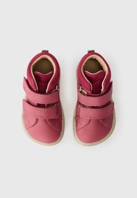 Scarpe per bambini rosa realizzate con una combinazione di materiali lisci e a rete, dotate di due cinturini in velcro e una suola in gomma di colore chiaro.