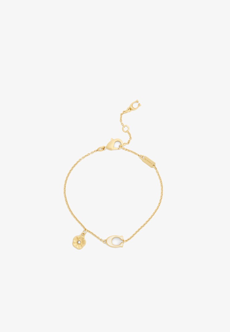 Bracelet délicat en chaîne d'or avec un charm fleur, un charm en émail en forme de "C" et une fermeture à boucle de homard sur fond blanc.