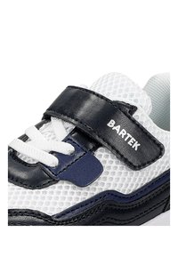 Weißes Mesh-Sneaker mit marineblauen Lederelementen und einem Klettverschluss. Verfügt über weiße Schnürsenkel und eine strukturierte Oberfläche. Branding "BARTEK" sichtbar.