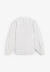 Blusa blanca con mangas largas abullonadas, detalles de hombros fruncidos y puños abotonados. Tela de algodón suave, diseño simple y clásico.