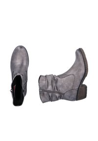 Bottines argentées métalliques avec fermetures éclair latérales, surface texturée, talons bas empilés et tige légèrement froissée.