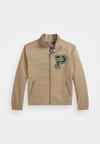 TENNIS PATCH COTTON TWILL JACKET - Overgangsjakke - classic khaki