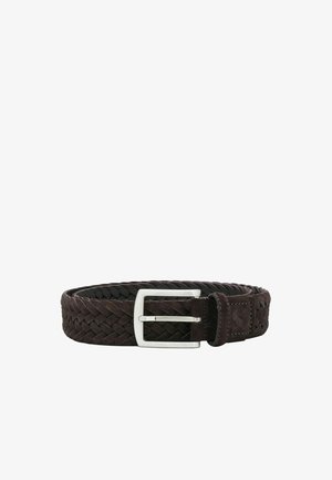 Ceinture en cuir tressé marron foncé avec une boucle en métal argenté. Présente une texture lisse avec un accent en cuir cousu près de la boucle.