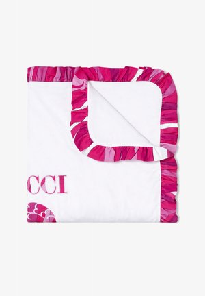 Coperta bianca con bordi arricciati rosa e viola piegata per mostrare gli angoli, con testo ricamato parziale rosa e motivo floreale.