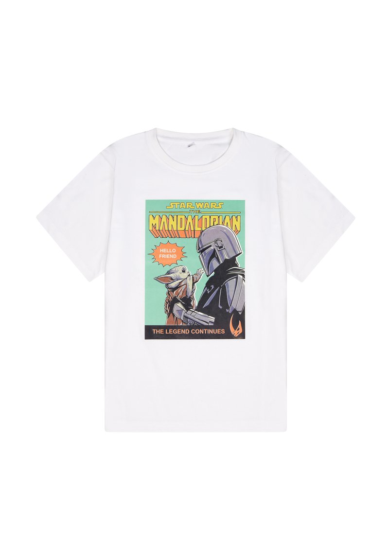 Camiseta blanca de algodón con un estampado gráfico de dos personajes, rodeados de acentos verdes y naranjas, con el texto "Hola Amigo" y "La Leyenda Continúa".