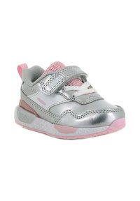 Scarpa sportiva sintetica argento con linguetta in rete rosa e dettagli in rosa, dotata di una fascetta in velcro, suola bianca testurizzata e dettaglio del logo.