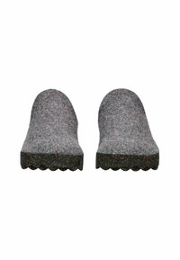 Par de zapatillas de fieltro gris tipo slip-on con suelas de goma texturizada negra, posicionadas lado a lado sobre un fondo blanco.