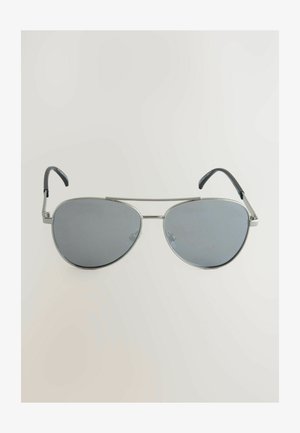 Gafas de sol aviador con lentes grises, marco de metal plateado y varillas negras. Presentan una barra superior y un diseño curvado para un ajuste seguro.