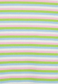Gerimpeld weefsel met horizontale strepen in wit, roze, lichtblauw en groen. Subtiele textuur met een zachte, elastische uitstraling.