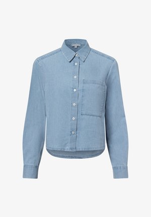 Chemise en denim bleu clair avec fermeture à boutons, col ouvert, manches longues et une poche poitrine unique. Texture douce avec un design court.