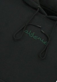 Zwarte hoodie met groene geborduurde tekst aan de voorkant, verstelbare trekkoorden en een zachte, gladde textuur.