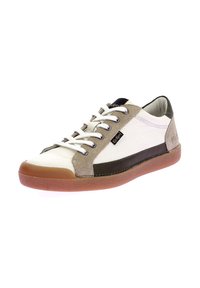 Zapatilla blanca con acentos de ante beige y una franja de cuero negro. Presenta un diseño de cordones, superficie texturizada y una suela de goma marrón.