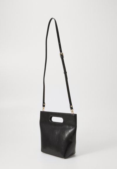 Borsa a tracolla nera in pelle con texture liscia, forma rettangolare, manico intagliato e tracolla regolabile. Dettagli in metallo dorato.