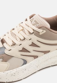 EA7 Emporio Armani SONIC DART UNISEX - Baskets basses - beige/white