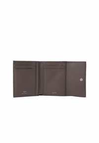 Portefeuille trifold en cuir marron ouvert montrant six emplacements pour cartes, un marquage sécuritaire RFID et une fermeture à pression métallique sur le côté droit.
