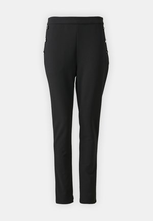 Schwarze Hosen mit einer glatten Textur, tailliertem Design und hohem Bund. Verfügt über seitliche Knöpfe als Hardware-Details.