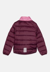 Chaqueta de plumas marrón con secciones acolchadas horizontales, cuello interior rosa y acento con patrón de puntos blancos en la parte posterior. Textura suave.