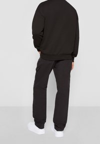 HUGO Sudadera - black