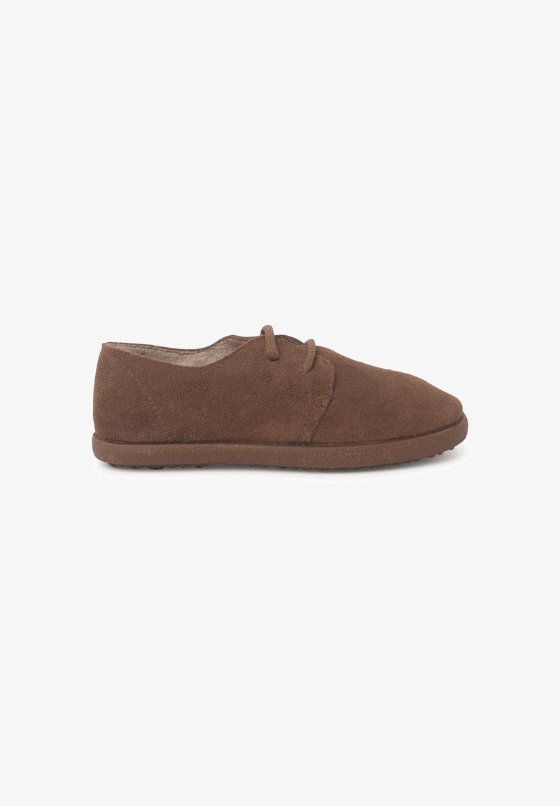 Chaussures en daim marron avec un bout rond, deux petits trous de lacets et une semelle en caoutchouc plate. La tige a une texture lisse.