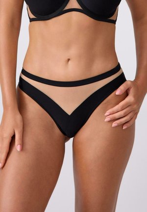 Czarny dół bikini z przezroczystymi panelami z siateczki, z wcięciem w kształcie litery V. Ozdobiony cienkimi czarnymi paskami wzdłuż talii. Gładka tekstura.