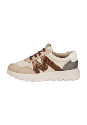 Zapatilla en beige y marrón con detalle metálico marrón en forma de "M", cordones marrones, cuello acolchado y suela de goma blanca con dibujo texturizado.