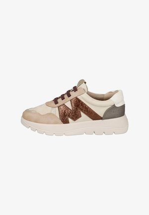 Zapatilla en beige y marrón con detalle metálico marrón en forma de "M", cordones marrones, cuello acolchado y suela de goma blanca con dibujo texturizado.
