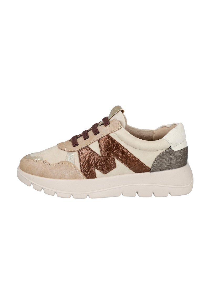 Zapatilla en beige y marrón con detalle metálico marrón en forma de "M", cordones marrones, cuello acolchado y suela de goma blanca con dibujo texturizado.