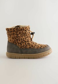 Botine cu print leopard, din suede maro și negru, cu o secțiune inferioară gri și talpă din cauciuc. Dispune de un sistem decorativ de închidere cu șireturi.