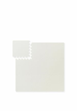 Neuf dalles de sol en mousse de couleur claire emboîtables, disposées en carré avec une dalle détachée au-dessus du groupe principal.