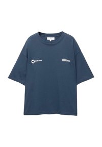 Mørkeblå oversized T-shirt med hvid tekst "DARE MORE" og hjerteikon på venstre bryst, "MAKE MEMORIES" på højre bryst.