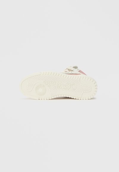 Tenisii albi cu o talpă din cauciuc texturat, având un accent roz și șireturi tradiționale, concepuți într-un stil minimalist.
