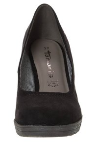 Czarne zamszowe buty na wysokim obcasie z okrągłym noskiem, teksturowaną wkładką i elastyczną gumową podeszwą. Charakteryzują się subtelnym wzorem w kratkę wewnątrz.